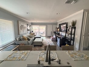 2292 Juniper Rd in Tustin, CA - Foto de edificio - Building Photo