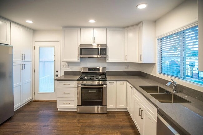 2207 E Daily Dr in Camarillo, CA - Building Photo - Building Photo