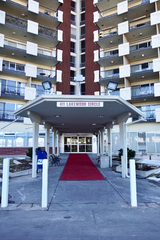 411 Lakewood Cir in Colorado Springs, CO - Foto de edificio - Building Photo