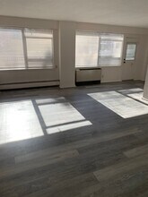 10 Hammond Pond Pkwy, Unit 106 in Newton, MA - Foto de edificio - Building Photo