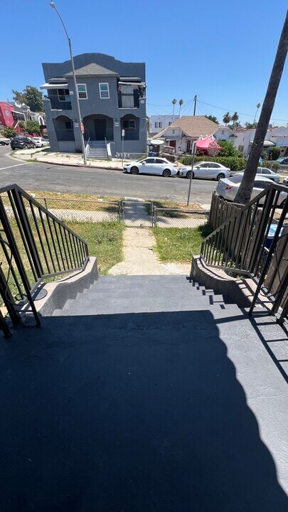 1071 Dundas St in Los Angeles, CA - Foto de edificio