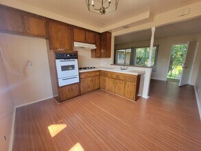 13530 Leadwell St, Unit 8 in Los Angeles, CA - Foto de edificio - Building Photo