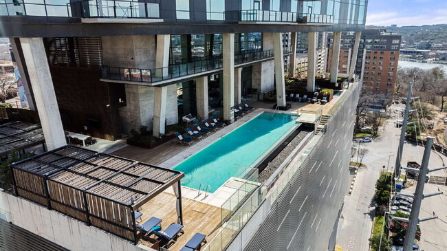 70 Rainey St in Austin, TX - Foto de edificio - Building Photo