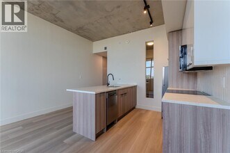 24 Augusta St in Hamilton, ON - Building Photo - Building Photo