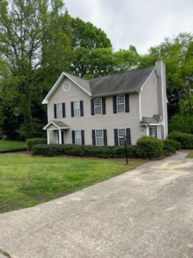 property at 826 Selwyn Place Rd