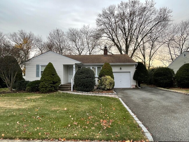 20 Gainsboro Ln in Syosset, NY - Building Photo - Building Photo