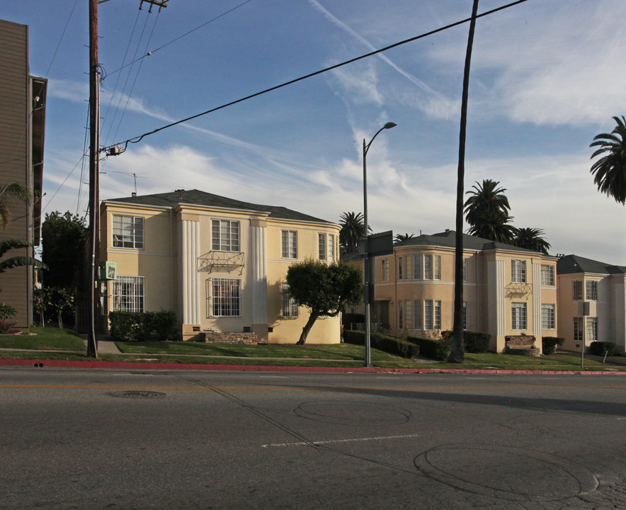 2102 N Vermont Ave in Los Angeles, CA - Building Photo