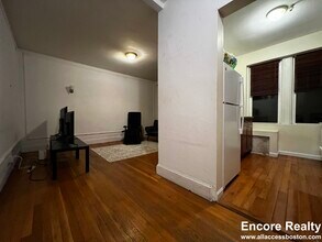 2003 Commonwealth Ave, Unit 9 in Boston, MA - Foto de edificio - Building Photo