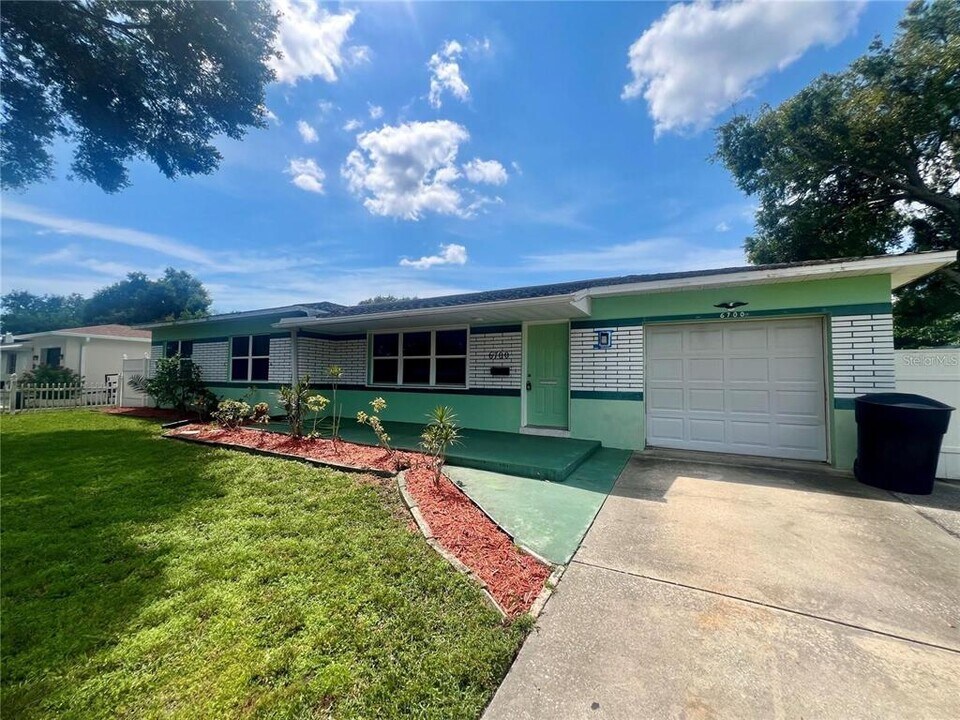6700 17th Ln N in St. Petersburg, FL - Foto de edificio