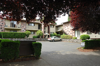 Evergreen in Portland, OR - Foto de edificio - Building Photo