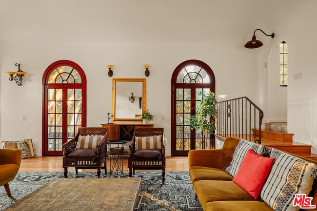 2002 N Las Palmas Ave in Los Angeles, CA - Building Photo - Building Photo