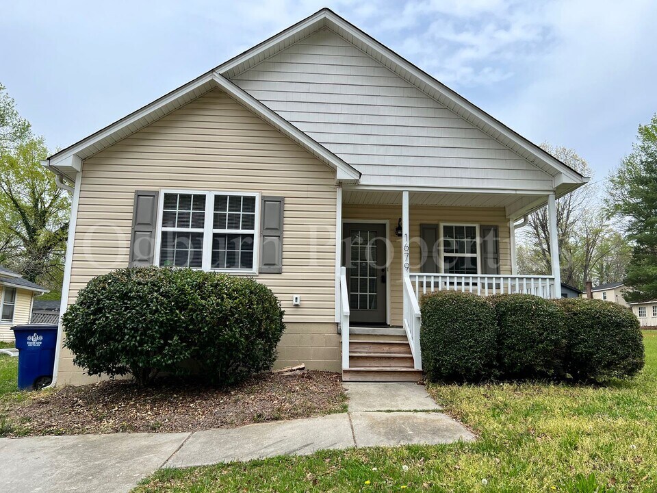 1679 Thompson Dr in Winston-Salem, NC - Building Photo