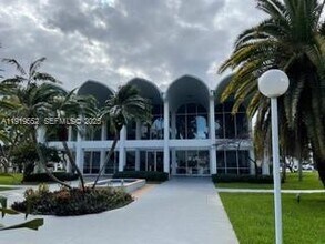 486 NW 165th St in Miami, FL - Foto de edificio - Building Photo