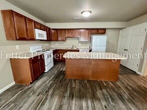 5230 Canyon Cir, Unit D in Newburgh, IN - Foto de edificio - Building Photo