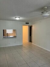 9480 Poinciana Pl, Unit 103 in Davie, FL - Building Photo - Building Photo