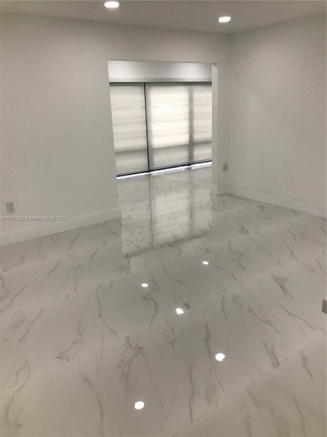 4890 NW 102nd Ave in Doral, FL - Building Photo - Building Photo