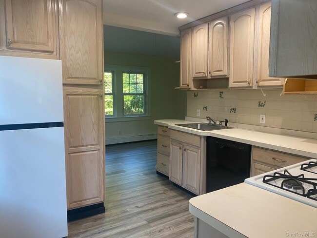 46 Hemlock Ave in Huntington, NY - Building Photo - Building Photo