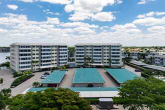 Harborside West I in Naples, FL - Foto de edificio - Building Photo