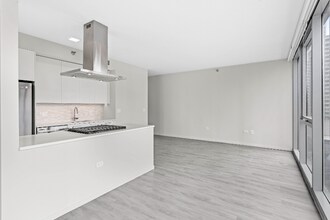 17 E Huron St in Chicago, IL - Foto de edificio - Building Photo