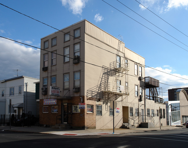 105 Bowers St in Jersey City, NJ - Foto de edificio - Building Photo