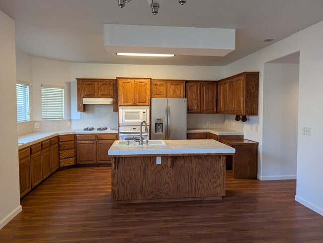 1090 E Royal Dornoch Ave in Fresno, CA - Building Photo - Building Photo