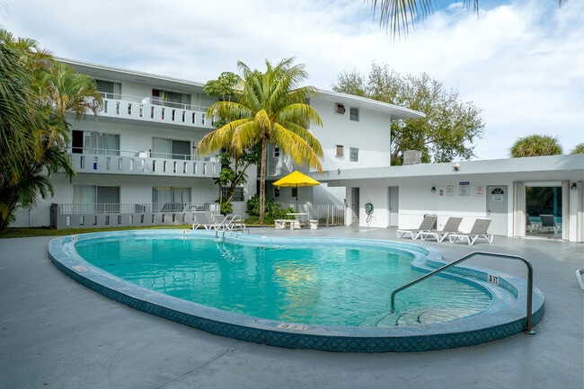 Esquire Apartments in North Miami Beach, FL - Foto de edificio - Building Photo