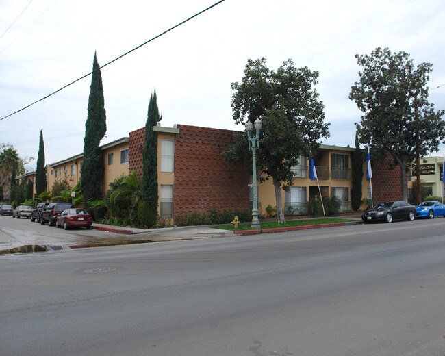 10736 Magnolia Blvd in North Hollywood, CA - Building Photo - Building Photo
