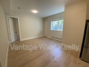 830 Westview Way in West Kelowna, BC - Building Photo - Building Photo
