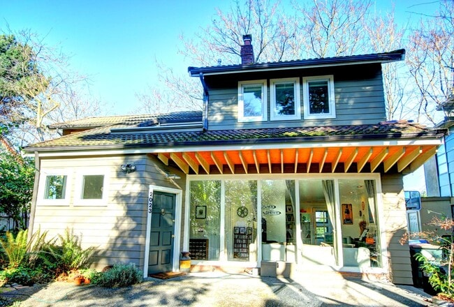 property at 2023 E Roanoke St