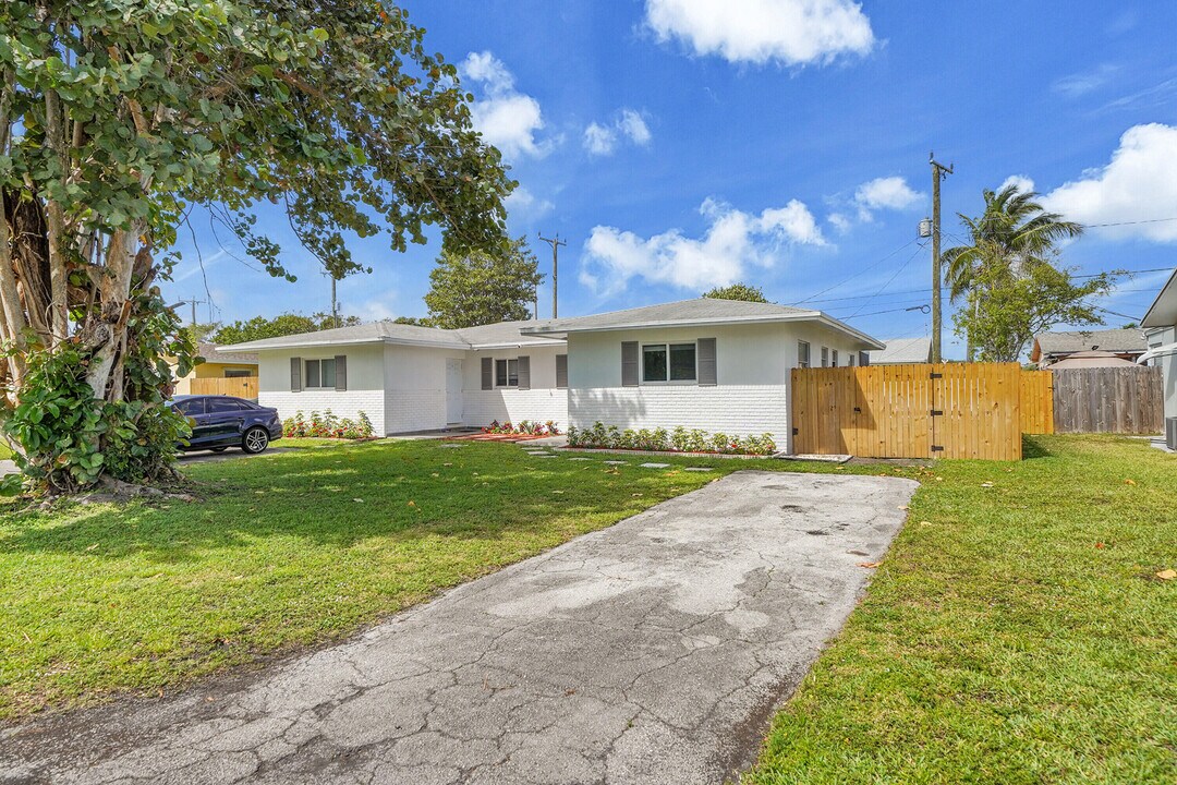 2821 NE 2nd Ave in Boca Raton, FL - Building Photo