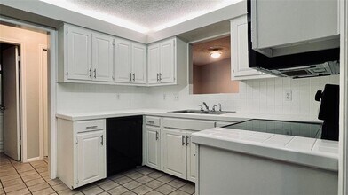 9201 Simmons Rd in Austin, TX - Building Photo - Building Photo