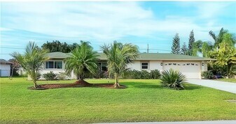 115 Willoughby Dr in Naples, FL - Building Photo