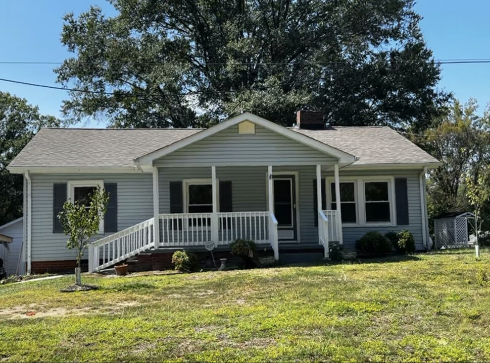 110 Davenport Rd in Mount Holly, NC - Building Photo