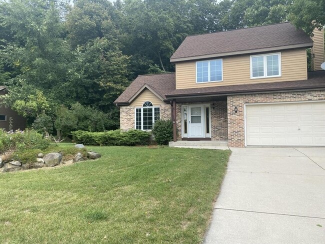 636 W Briarknoll Ct in Saukville, WI - Building Photo - Building Photo