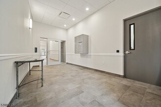 246 Main St in Chatham Township, NJ - Foto de edificio - Building Photo