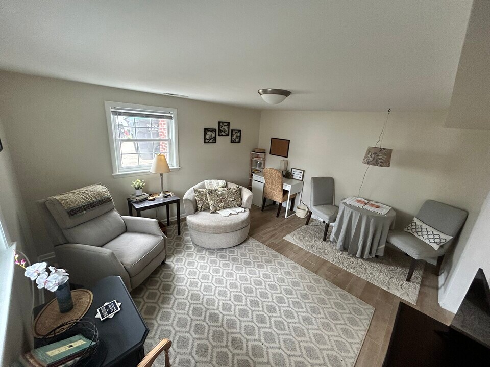 913 Rockland Ave, Unit Lower Level in Charlottesville, VA - Foto de edificio