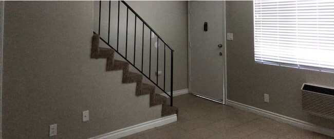 16445 Woodruff Ave in Bellflower, CA - Building Photo - Building Photo