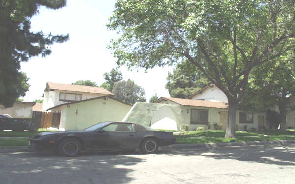 321-325 Sinclair Ave in Upland, CA - Building Photo - Building Photo