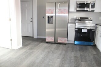 647 New Park Ave in West Hartford, CT - Building Photo - Building Photo
