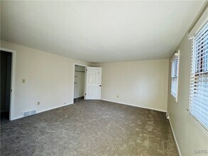 8749 Columbine Cir in Baldwinsville, NY - Building Photo - Building Photo