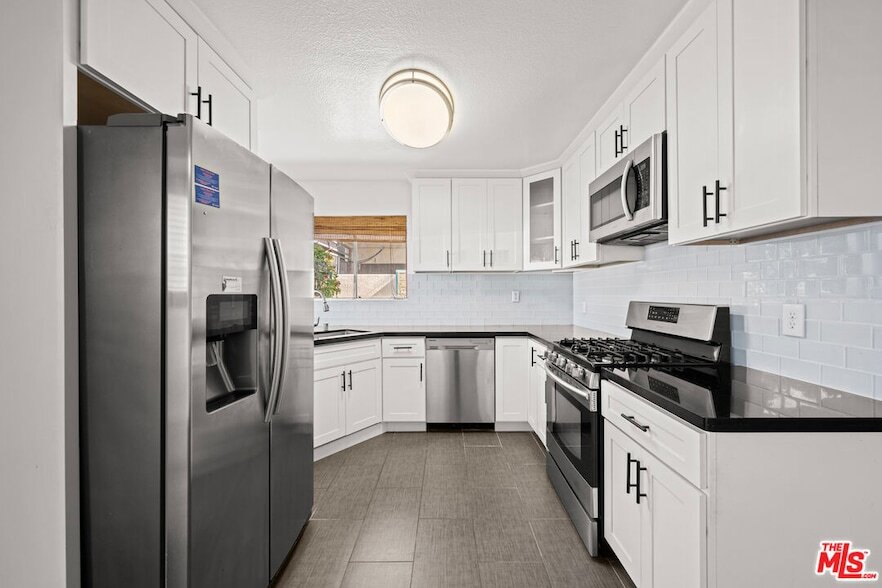 610 Venice Way in Inglewood, CA - Building Photo