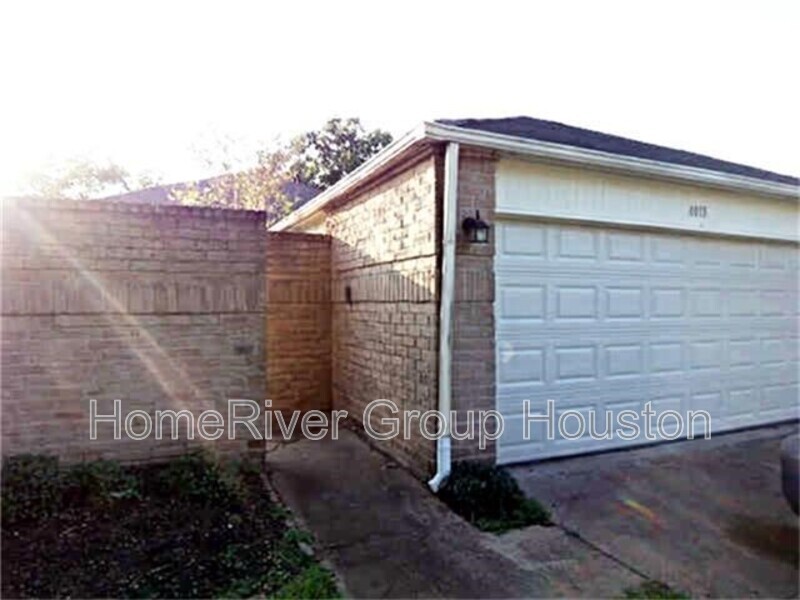 4018 Summit Valley Dr in Houston, TX - Building Photo