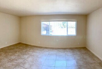 24836 Walnut St in Santa Clarita, CA - Building Photo - Building Photo