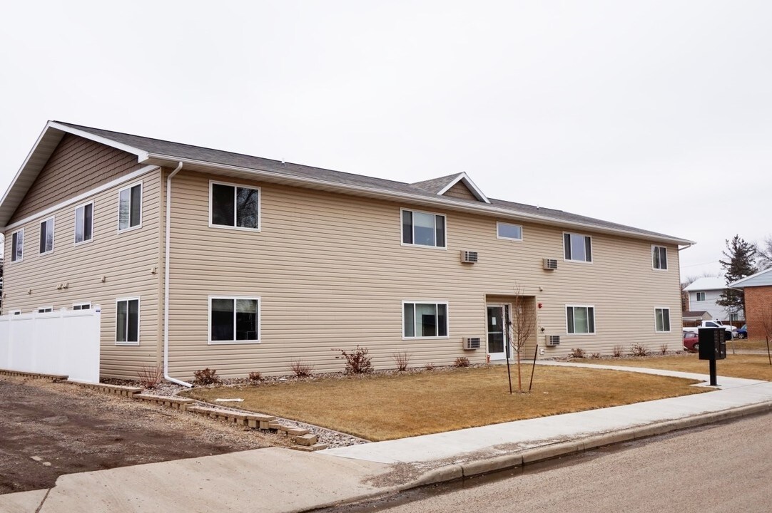 611 3rd St NW in Minot, ND - Foto de edificio