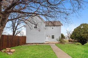 123 S 2nd St in Sanger, TX - Building Photo