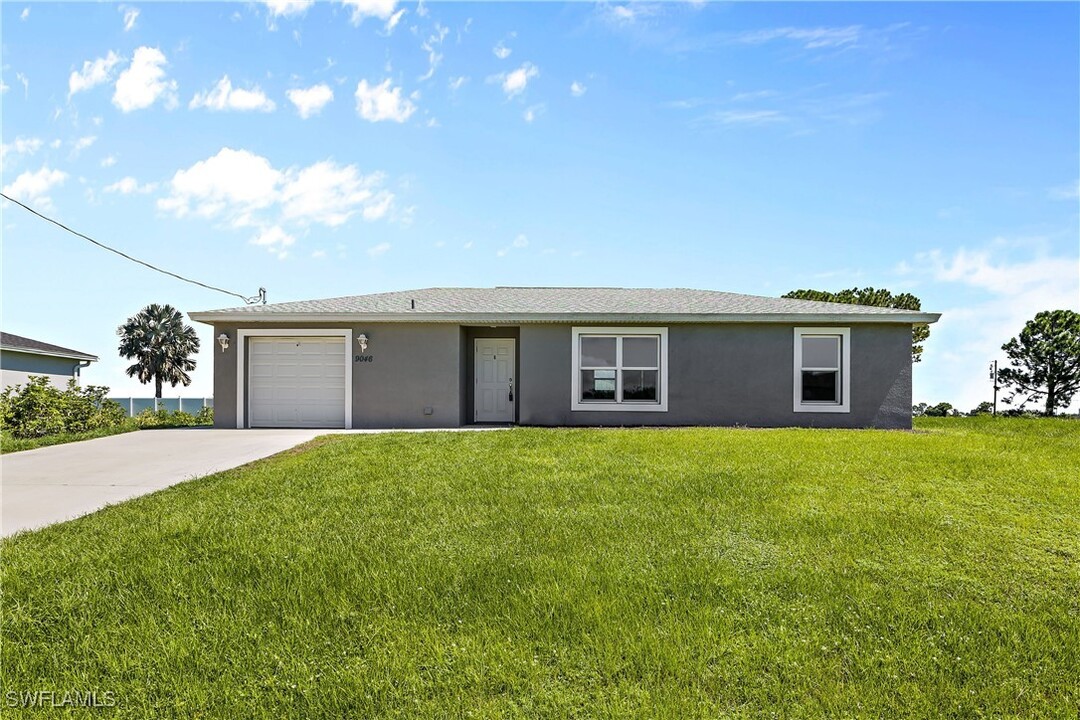 9046 E Broad Cir in La Belle, FL - Building Photo