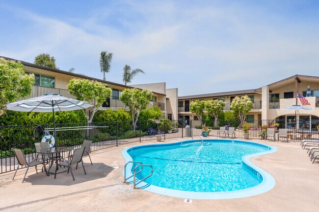 Las Brisas in Huntington Beach, CA - Building Photo - Building Photo