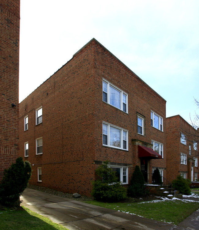 2668-2672 Mayfield Rd in Cleveland Heights, OH - Foto de edificio - Building Photo