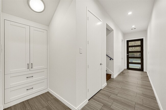 property at 707 W Clay St