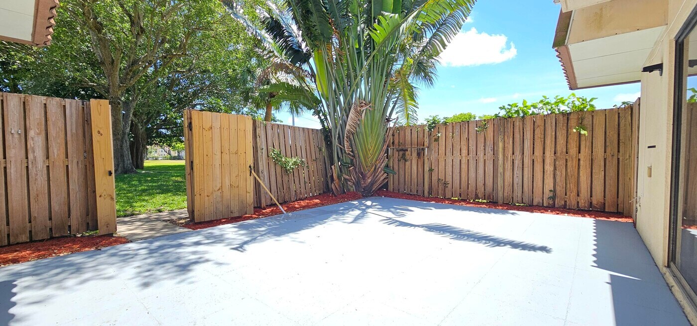 539 Green Springs Pl in West Palm Beach, FL - Building Photo